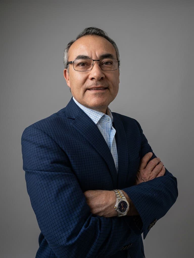 Un asesor de seguros conversando con un cliente en un ambiente de confianza y cercanía